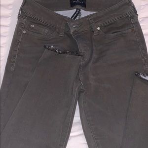 Dark green raw hem ankle skinny jean. Juniors
